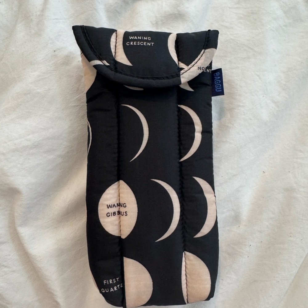 NWOT Baggu moon phases puffy glasses sleeve